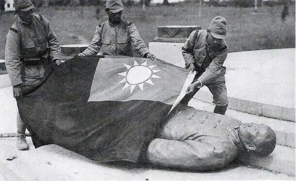 道端に打ち倒されていた孫文の銅像に青天白日旗をかけてあげる日本兵。中国の伝統文化への尊敬心から出た行為である。現地市民の間でも、日本軍は、シナ軍よりもよっぽど信用できるとの評価を得ていた。